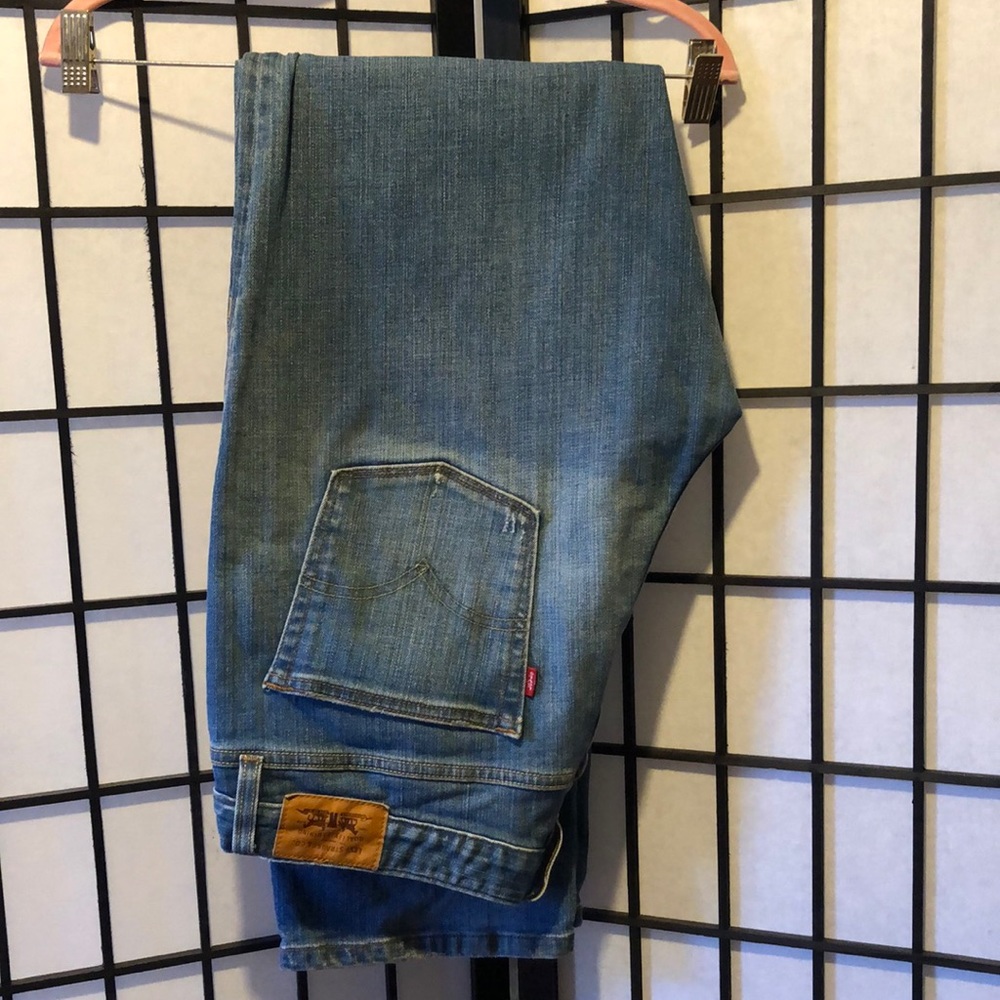 ❤️HP❤️Levi's Mid Rise Straight Jeans